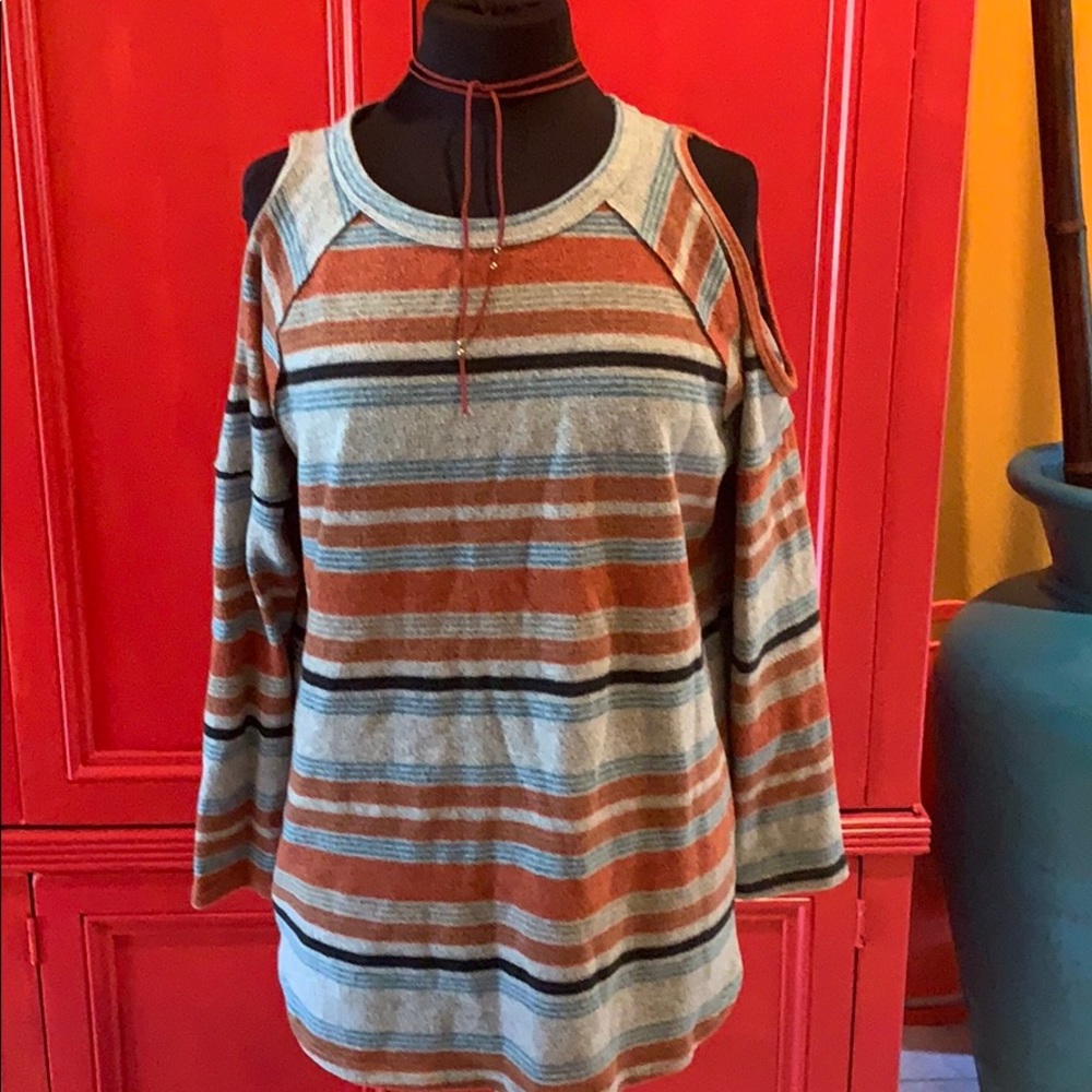 Cherish cold shoulder, wool blend sweater❤️